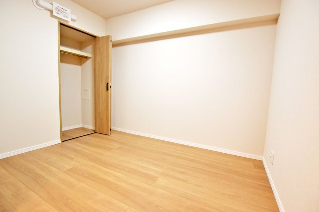 グラン・ドムール尼崎の収納|-洋室4.5帖-
ホワイトの内装に新規で張り替えられたフローリングの木目が映えています。家具や敷物のカスタマイズを楽しんでください。