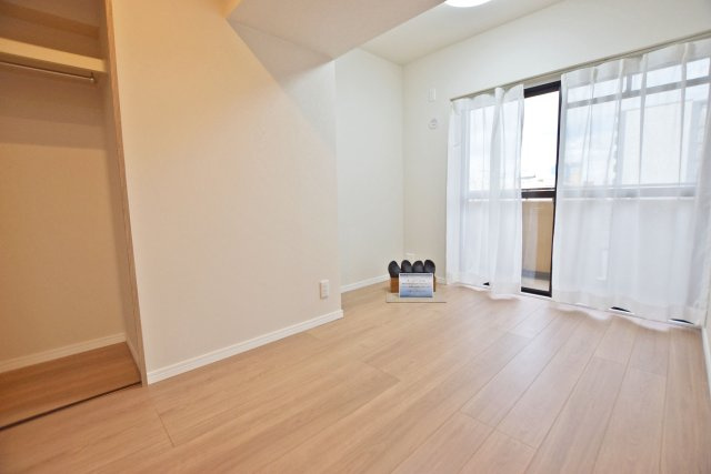 グラン・ドムール尼崎の洋室|-洋室5.3帖-
ホワイトの内装に新規で張り替えられたフローリングの木目が映えています。家具や敷物のカスタマイズを楽しんでください。