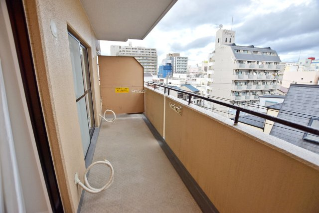 グラン・ドムール尼崎のバルコニー|バルコニーは洗濯物や布団を干すだけでなく、暖かな陽射しや爽やかな風を存分に取り込みお部屋に開放感をもたらします。青空を眺めながら一息つける環境です。
