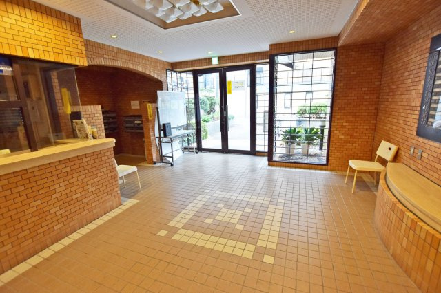 グラン・ドムール尼崎のエントランス|マンションを印象付ける大切な場所のエントランスは、明るく・清潔感が溢れ広々としています。
