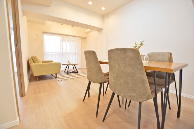 グラン・ドムール尼崎の居間・リビング|家族の団らん・コミュニケーションの場であるリビングはキッチンと合わせて13.2帖です。
ダイニングテーブルやソファーを設置しても十分な広さです◎
