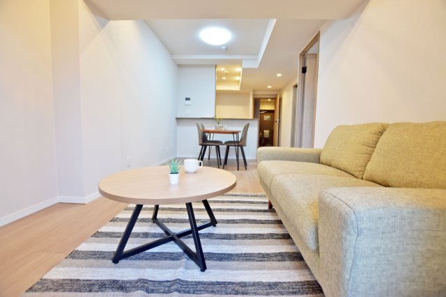 グラン・ドムール尼崎の居間・リビング|ホワイト×ウッドで統一され、木の温かみを感じられるくつろぎ空間に仕上がりました。
リフォームの際にクロス・フローリング張替済の為、室内大変美麗です。 ぜひ一度、ご内覧ください。
