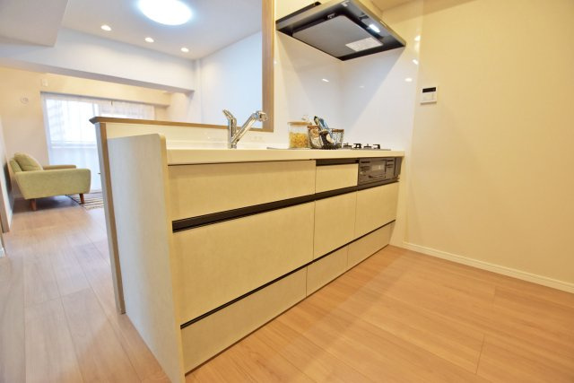 グラン・ドムール尼崎のキッチン|収納量が豊富なシステムキッチン。
リフォームの際に新調済の為ピカピカのキッチンで新生活を迎えることが出来ます。