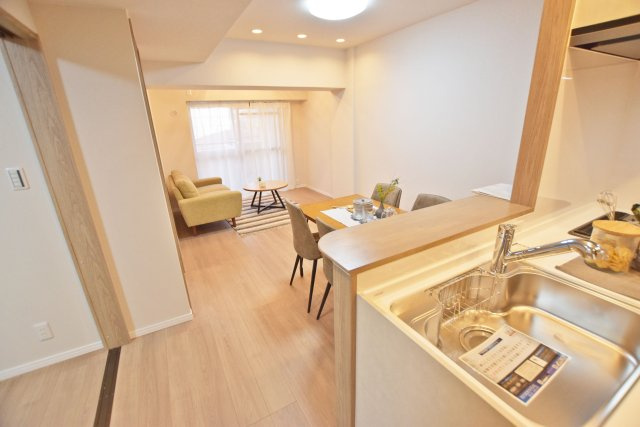 グラン・ドムール尼崎のキッチン|対面式カウンターキッチンなので、家族間のコミュニケーションが必然的にとれる間取りづくりも魅力のひとつですね◎