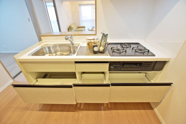 グラン・ドムール尼崎のキッチン|収納豊富×機能性充実のシステムキッチン。
3口コンロなので同時にたくさんの料理が調理でき家事の時短につながりそうですね♪