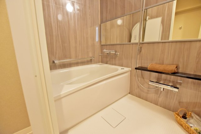 グラン・ドムール尼崎の浴室|バスルームは自然とリラっクスできそうなベージュのパネル張りです。
明るいカラーリングで清潔感があります。