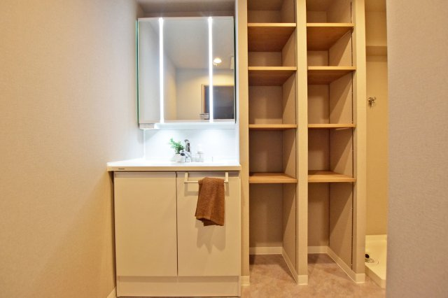 グラン・ドムール尼崎の独立洗面台|3面鏡の明るい洗面化粧台で、毎朝の支度もはかどります。
鏡裏と洗面台下、洗面横にも収納があり、タオルなどの日用品やスキンケア用品などもたくさんしまえてすっきりとした空間を保つことができます。