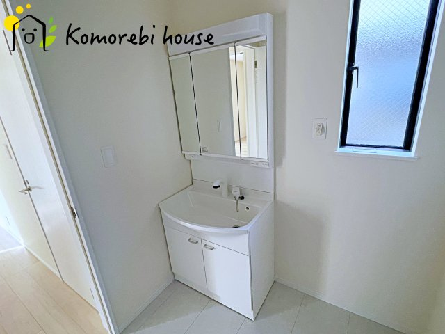 さいたま市西区指扇235番　新築一戸建て　ハートフルタウン　Aの独立洗面台|朝の身支度には欠かせない独立洗面化粧台