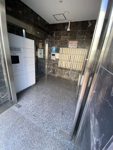 クィーンライフ勝山北のエントランス