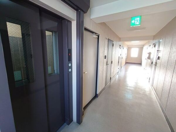 クィーンライフ勝山北のロビー