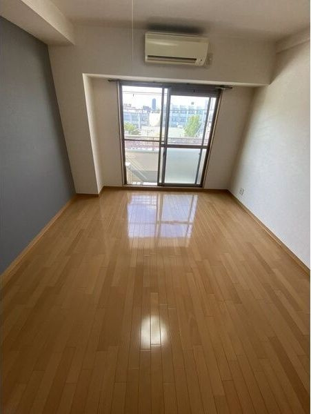 クィーンライフ勝山北の洋室