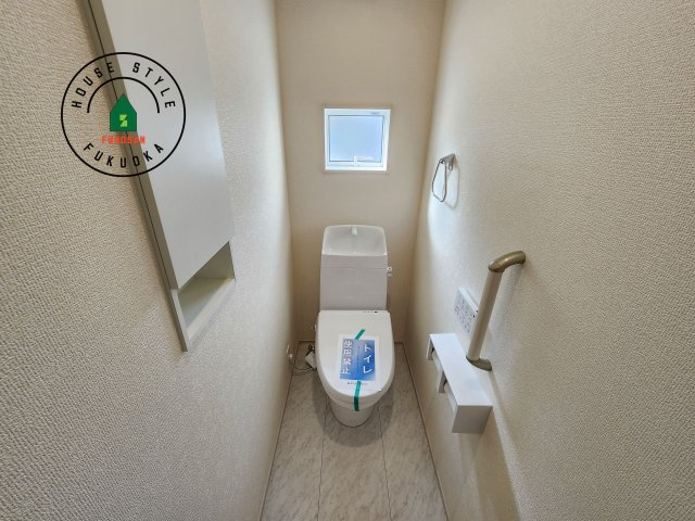 糟屋郡志免町王子2丁目第1-8棟（5号棟）の内観：施工例|温水洗浄便座を完備しております。2ヶ所にトイレがあるのは朝の慌ただしい時間も安心です。