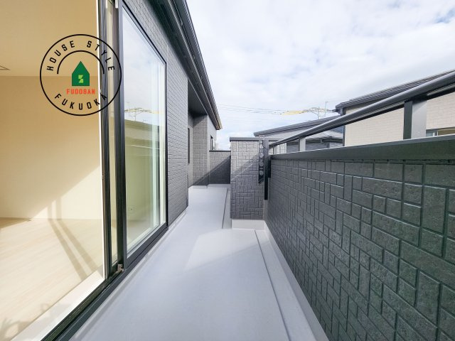糟屋郡志免町王子2丁目第1-8棟（5号棟）の外観：施工例|風をしっかりと感じられるバルコニーでは、毎日が洗濯日和です。広々としているので洗濯も楽しくなるでしょうし、気分転換にバルコニーからの眺めを楽しむのもいいでしょう。