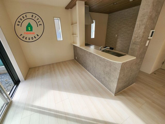 糟屋郡志免町王子2丁目第1-8棟（5号棟）の内観：施工例|キッチンから立ち込める香りが今日の料理を期待させます。