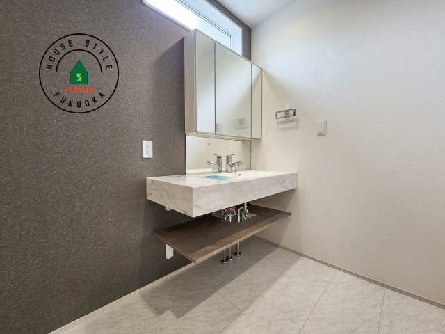 糟屋郡志免町王子2丁目第1-8棟（7号棟）の内観：施工例|毎日使うものだから清潔な空間を保ちたい水回り。洗面にはそんな願いを解消させてくれる収納アイデアが満載です。三面鏡の裏側にはキャビネットが現れ小物から背の高い物まで収納できます。