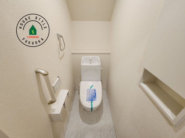 糟屋郡志免町王子2丁目第1-8棟（7号棟）の内観：施工例|温水洗浄便座を完備しております。2ヶ所にトイレがあるのは朝の慌ただしい時間も安心です。