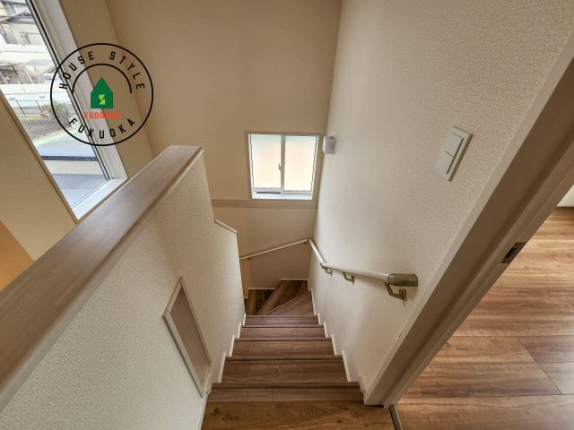 糟屋郡志免町王子2丁目第1-8棟（7号棟）の内観：施工例|＜手すり付階段＞手すりがないと階段の昇り降りで危険なことはもちろん、壁に手をつきながら歩くことで壁紙が汚れやすくなります。すべての方に快適に昇り降りしていただくため、手すりを設置しました。