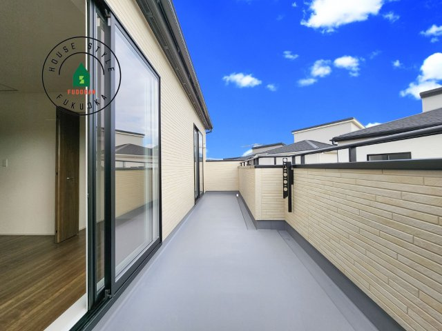 糟屋郡志免町王子2丁目第1-8棟（7号棟）の外観：施工例|風をしっかりと感じられるバルコニーでは、毎日が洗濯日和です。広々としているので洗濯も楽しくなるでしょうし、気分転換にバルコニーからの眺めを楽しむのもいいでしょう。