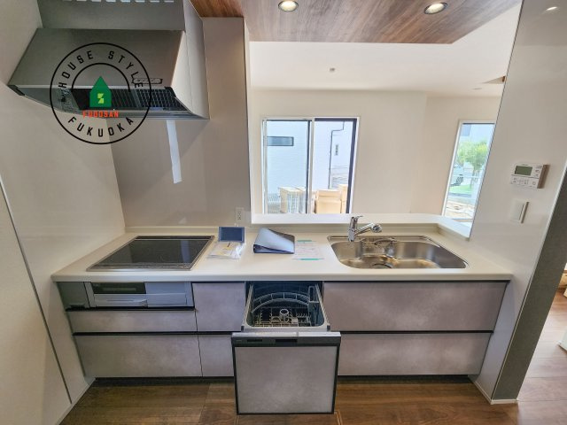 糟屋郡志免町王子2丁目第1-8棟（7号棟）の内観：施工例|ご家族を近くに感じられる対面キッチンのLDK。会話もはずみそうですね。