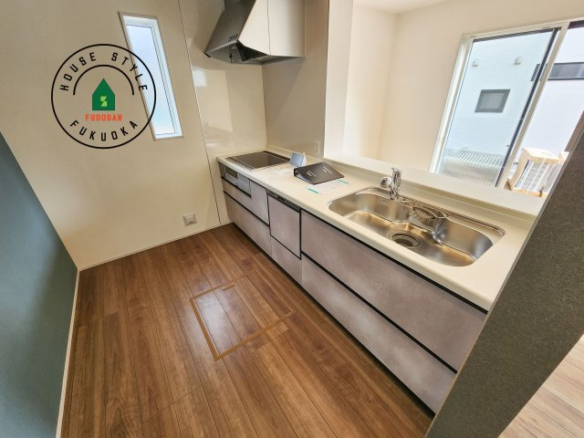 糟屋郡志免町王子2丁目第1-8棟（7号棟）の内観：施工例|ダイニングテーブルへの配膳がラクラク、お料理はかどるカウンター付きシステムキッチン！