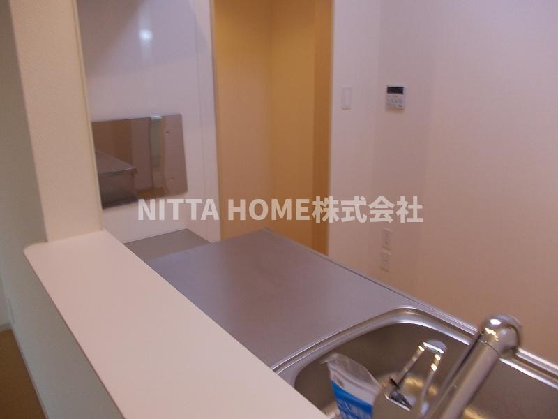 サンリットタウン日高Ⅰのキッチン|日用品や食品の保存に便利なパントリーが付いています！