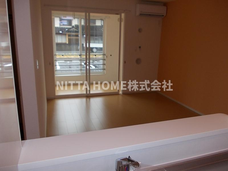 サンリットタウン日高Ⅰの居間・リビング|リビングを見渡せるカウンターキッチン☆彡