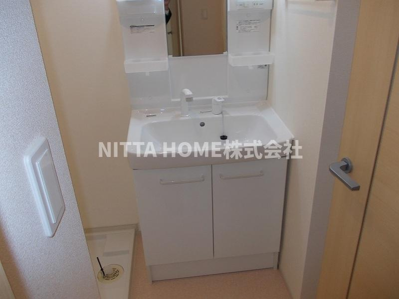 サンリットタウン日高Ⅰの洗面所|シャワー付き洗面台に室内洗濯機置場も付いています○