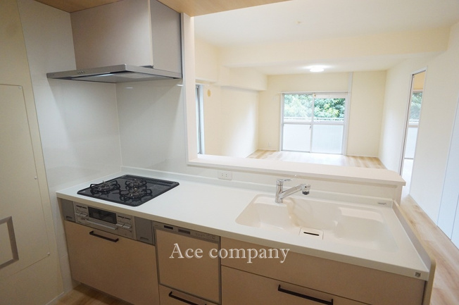 【キッチン】 | コスモハイツ小阪 | 食洗機付きのシステムキッチン新調☆3口ガスコンロ☆キッチン背面にカップボード付きです♪