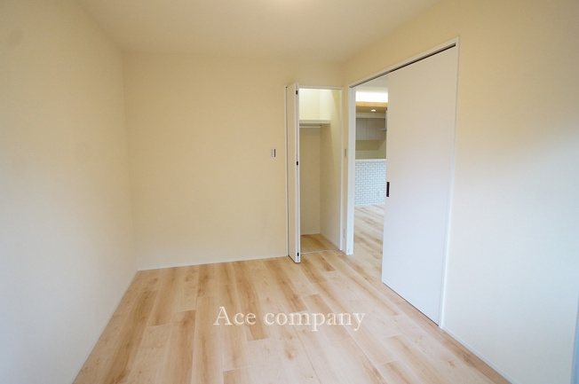 【子供部屋】 | コスモハイツ小阪 | 【洋室6帖】クローゼット完備です♪