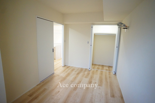 【寝室】 | コスモハイツ小阪 | 【洋室6.5帖】クローゼット完備です♪