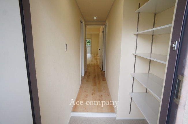 【玄関】 | コスモハイツ小阪 | 玄関に可動式の棚付きです♪