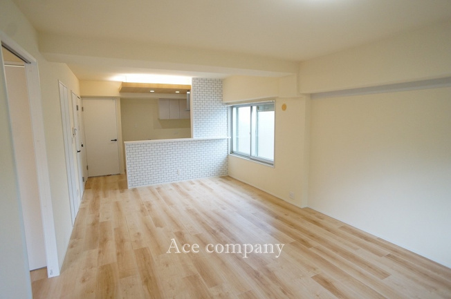 【居間・リビング】 | コスモハイツ小阪 | 【LDK：ゆったり約17.6帖！】全室クロス貼替え、床フローリング・CF張替え、建具新調、水廻り設備一新済みです☆