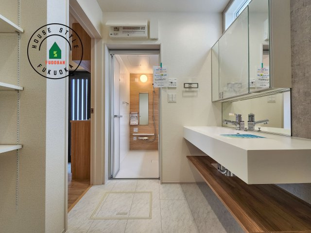 糟屋郡志免町王子2丁目第1-8棟（8号棟）の内観：施工例|ゆとりの洗面スペースで朝の身支度もスムーズに。暮らしを快適に変えるシャワー付洗面台です！