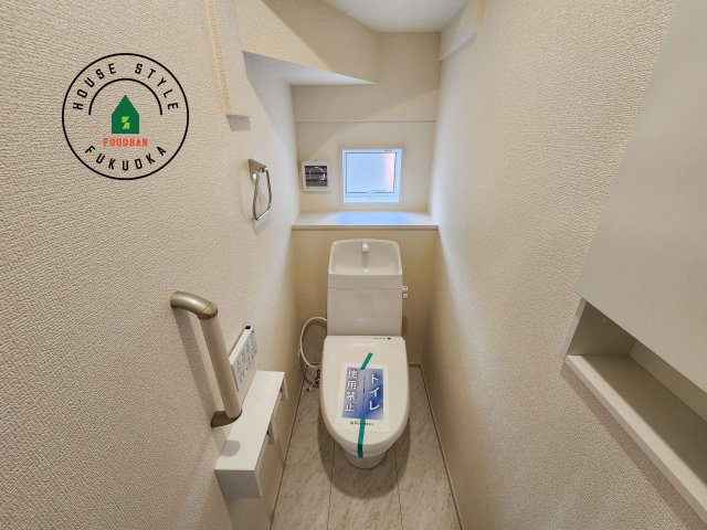 糟屋郡志免町王子2丁目第1-8棟（8号棟）の内観：施工例|温水洗浄便座を完備しております。2ヶ所にトイレがあるのは朝の慌ただしい時間も安心です。