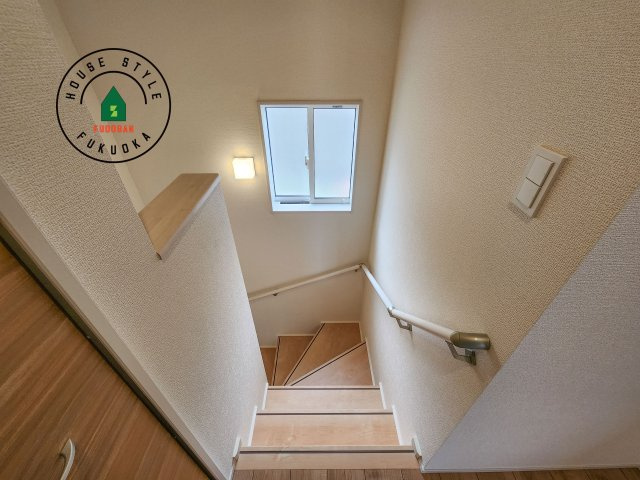 糟屋郡志免町王子2丁目第1-8棟（8号棟）の内観：施工例|＜手すり付階段＞手すりがないと階段の昇り降りで危険なことはもちろん、壁に手をつきながら歩くことで壁紙が汚れやすくなります。すべての方に快適に昇り降りしていただくため、手すりを設置しました。