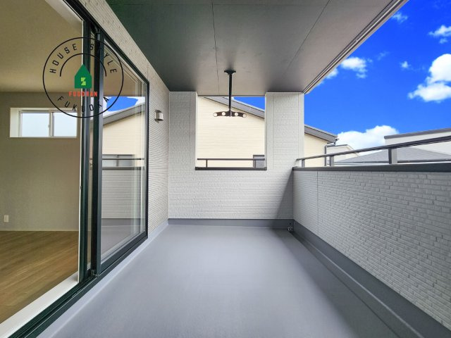 糟屋郡志免町王子2丁目第1-8棟（8号棟）の外観：施工例|風をしっかりと感じられるバルコニーでは、毎日が洗濯日和です。広々としているので洗濯も楽しくなるでしょうし、気分転換にバルコニーからの眺めを楽しむのもいいでしょう。