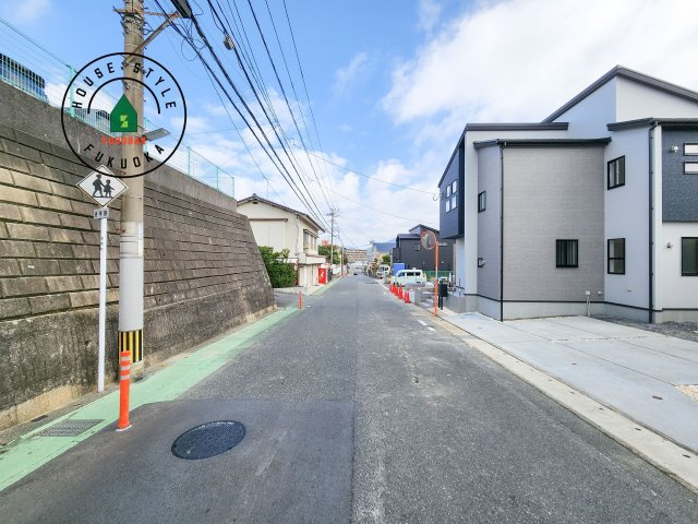 糟屋郡志免町王子2丁目第1-8棟（8号棟）の前面道路含む現地写真|前面道路は閑静な住宅地をはしる車通りの少ない道路。お車の出し入れが苦手なママや小さなお子様にも安心ですね。しっかり舗装もされているので、ベビーカーや自転車で通っても快適に通行できます。前面道路です。