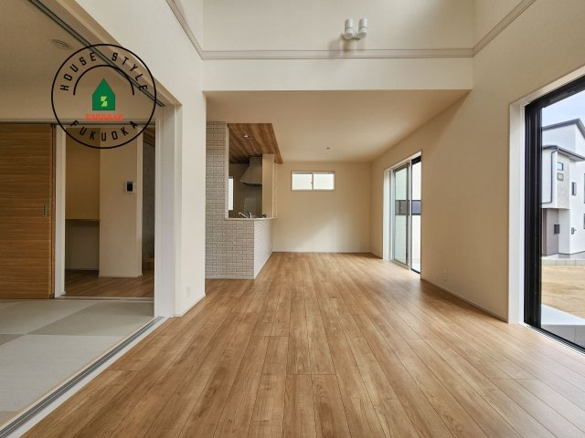 糟屋郡志免町王子2丁目第1-8棟（8号棟）の内観：施工例|キッチンからリビングをしっかり確認できます。家族の笑顔があふれる空間になりそうですね。