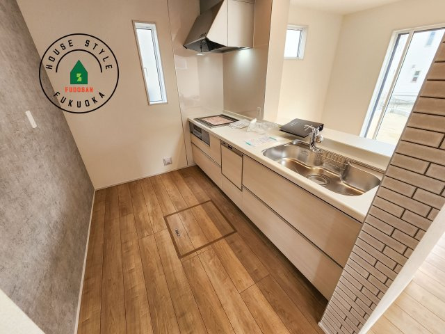 糟屋郡志免町王子2丁目第1-8棟（8号棟）の内観：施工例|ダイニングテーブルへの配膳がラクラク、お料理はかどるカウンター付きシステムキッチン！