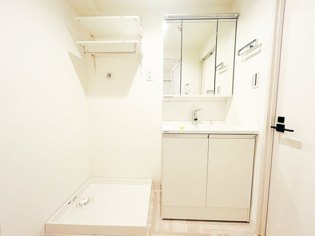 ライオンズマンション昭島第二の独立洗面台|独立洗面台、小物を置くことができて便利です