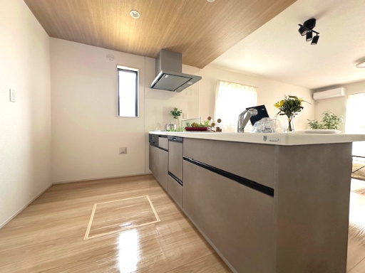 【新築戸建】　いわき市泉もえぎ台3期のキッチン|1号棟モデルハウス　対面式キッチンなので、リビングルームにいるご家族の様子を見ながら調理ができ、小さなお子様がいる家庭でも安心です。　