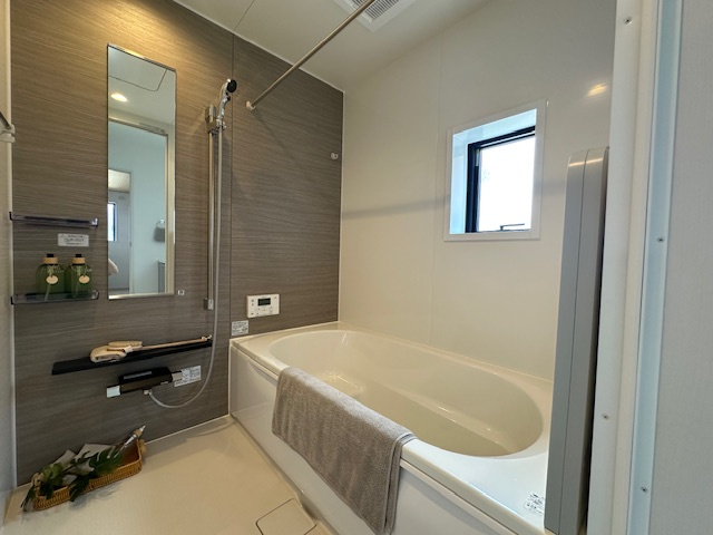 【新築戸建】　いわき市泉もえぎ台3期の浴室|1号棟モデルハウス　１坪サイズのバスルーム。浴室換気乾燥機を標準装備。乾きやすい床やお手入れのしやすい排水口など、いつも清潔にご使用いただけます。