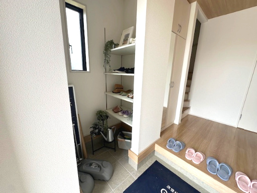 【新築戸建】　いわき市泉もえぎ台3期の収納|1号棟モデルハウス　シューズクローゼットが完備されたシンプルで明るい玄関です。