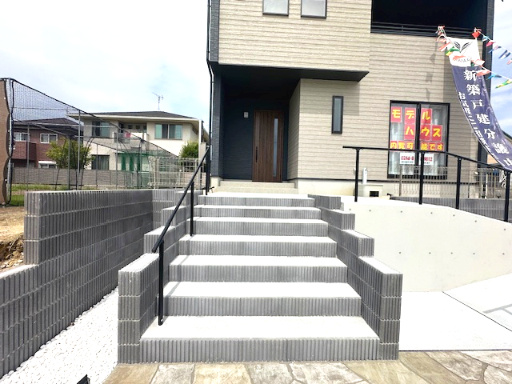 【新築戸建】　いわき市泉もえぎ台3期の玄関|1号棟モデルハウス　玄関ポーチも設置されているので、お客様からも好印象のお家です！