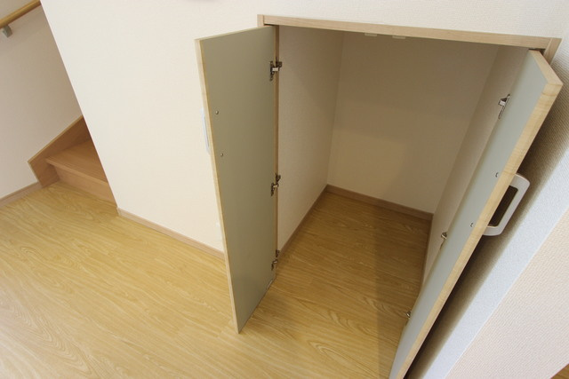 知多市八幡字向長曽のテラスの収納|写真はイメージです。色仕様は現況優先になります。