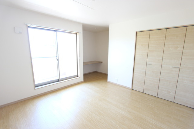 知多市八幡字向長曽のテラスの居間・リビング|写真はイメージです。色仕様は現況優先になります。