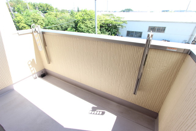 知多市八幡字向長曽のテラスのバルコニー|写真はイメージです。色仕様は現況優先になります。