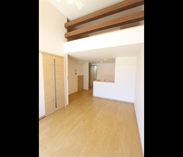 知多市八幡字向長曽のテラスの居間・リビング|写真はイメージです。色仕様は現況優先になります。