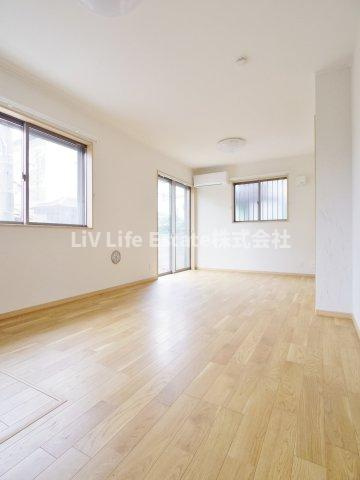 東村山市美住町１丁目のアパートの居間・リビング