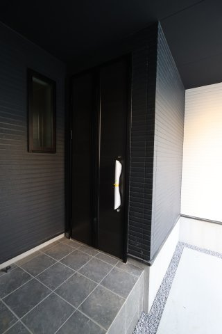 《仲介手数料無料》南区四谷２丁目4-19(3号棟)新築一戸建てケイアイスタイルの玄関|撮影日 2025年11月15日 15:00 晴れ